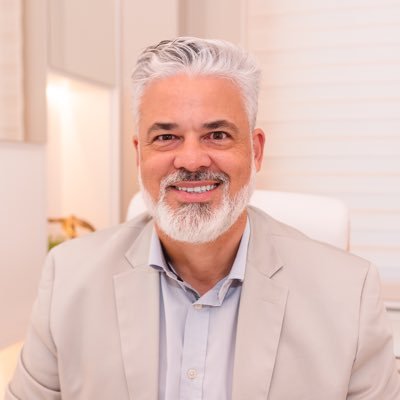 Médico ginecologista, diretor técnico do centro diagnostico nova era, professor auxiliar do departamento de medicina da PUC-GO
