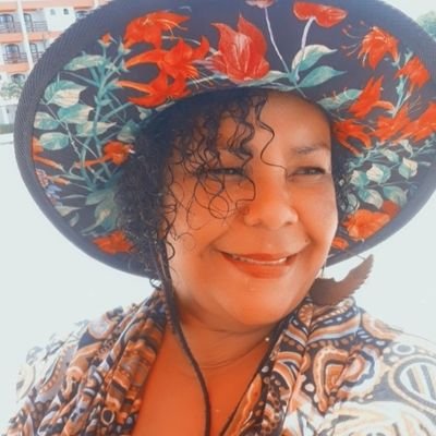 Pedagoga de formação, Mas, amo finanças, amiga, extrovertida, companheira, luto pelo que quero e não desisto nunca!!!!! e no twitter sigo quem me segue!