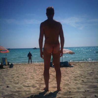This account features my three favourite things - knitting, nudity and knobs. Welcome and enjoy!