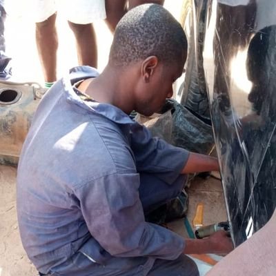 Automobile Technician catching lot of fun while doing his thing! I no Sabi Oyibo, Na pidgin get Street, oya make we catch cruise as we dey learn 4 dis 🐦 app