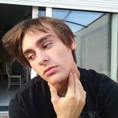 22 ans | Jeune étudiant | J'adore marcher et j'aime ma vie de petit fou. Je suis un gamin :D