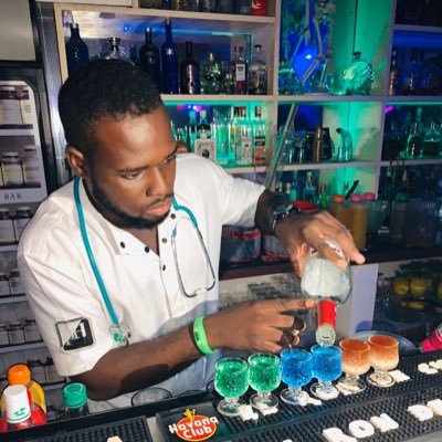 emmanuel_monin's profile picture. Sympa, extraverti 😊 Specialiste en cocktails🥃 pour tous vos événements veuillez me contacter: 89590375// Travail: à la PHARMACIE BAR 🎊