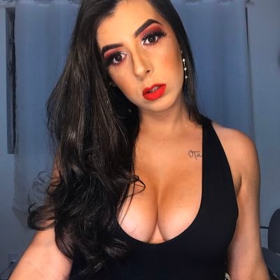 Mineira, aquariana, mãe de menino, apaixonada pelo universo e pelo mundo virtual. Tenho 27 anos e estou em busca de me reinventar a cada dia.
