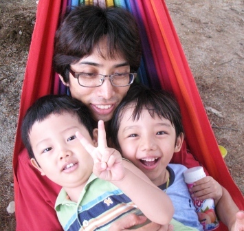 innohee's profile picture. 매일 수영을 즐기며, 주말은 두 아들과 야구를 즐기며,  가끔은 일상의 탈출을 시도 가족과 함께 캠핑도 갑니다. 가족의 행복이 나라의 행복이란 신념으로 살아가는 이시대의 아빠입니다.