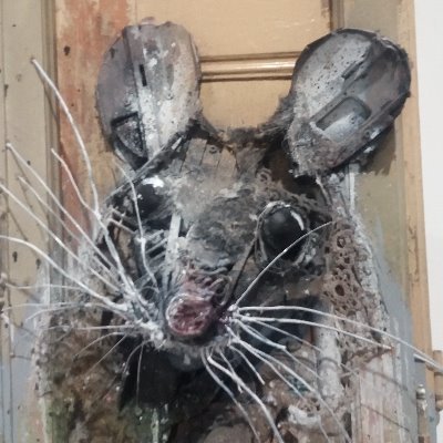 Meio rato de Bordalo II + meio rato de Banksy.