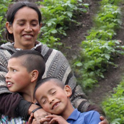 Familia campesina feliz, que muestra sus vivencias día a día y enseña algunas labores del campo Colombiano
Correo: info@hiowlmedia.com