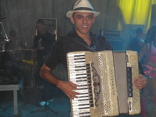 Um cara de bem com a vida e que tem a Fé em Deus acima de todas as coisas.