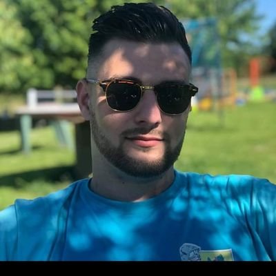 j'aime les mangas faire des live sur twitch etre avec les copains à l'apéro