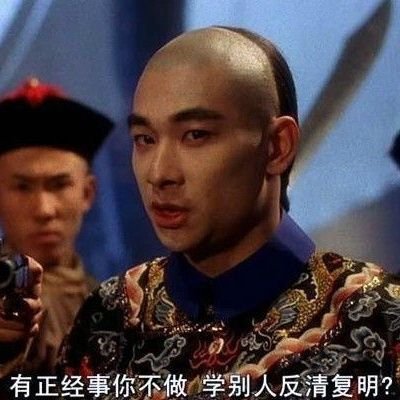 働きながら魚を撫でてる