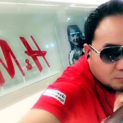 आखा भरि आँसु बग्यो छेक्ने को छ यहाँ
रुँदा रुँदा सिरानि भिज्यो देख्ने को छ यहाँ
प्रदेसिलाइ