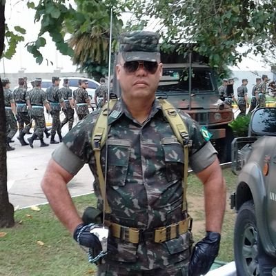 Católico,Conservador, Oficial do Exército e 100% Bolsonaro