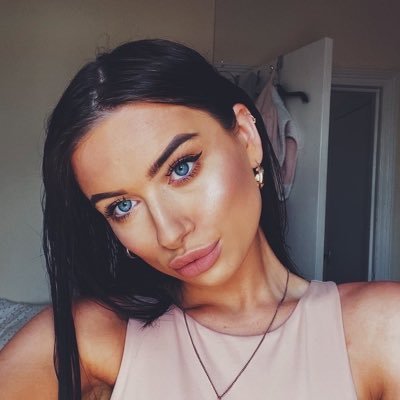 roxcoopcostello's profile picture. girl with the yogurt tattoo x