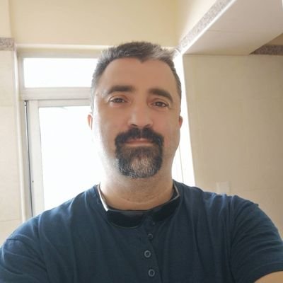 Norteafricano español, hijo y padre orgulloso, trabajando para todos. Amante del amor, del buen humor, de la buena comida, de la música y del cine
