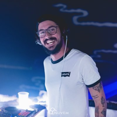 Jornalista; Assessor de Comunicação Política e Eventos; DJ e Amor da Sogra.