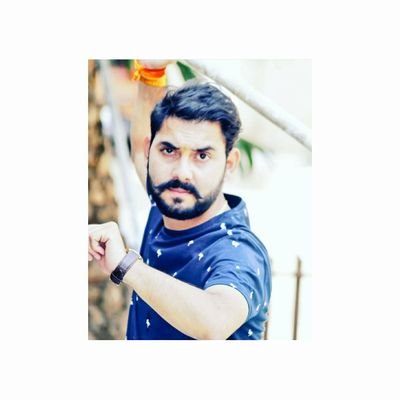 📓 किस की उम्मीद में रस्ते पे जमीं हैं आँखें,
मेरे अश्आर के भी पार है दुनिया कोई..?