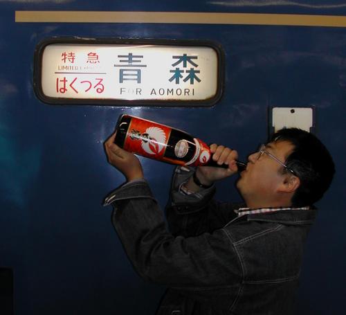 小さな「街の電気屋さん」です。
こどもにはウケがよく人気もあるのですが、何故か女性には人気が無く独身です(泣)
多趣味で、ツイートに一貫性がありません。
同業者を除き、仕事のことしかツイートしない方にフォローは返しません。
ちなみにアイコンは、寝台特急「はくつる」の前で清酒「白鶴」を1升瓶で飲んでます。