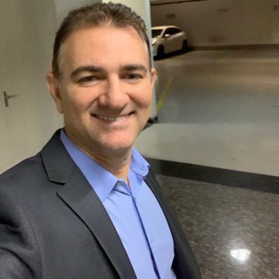 Economista, especialista Adm. Pública: licitações e contratos, Dr. ciência política.