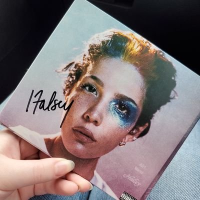 Momodanielle3's profile picture. nope.