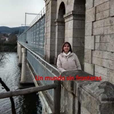 I. T. en Topografía, coach, escritora y conferenciante.
Aficiones: pilotar avionetas, crear, ayudar a la gente a ser más feliz