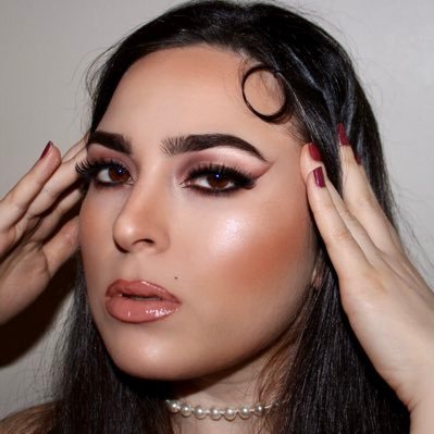 CEO of hooded eye details. I like to challenge the concepts of “everyday makeup”. Follow for weekly looks! PR & Business Only: makeupwithalexa@yahoo.com