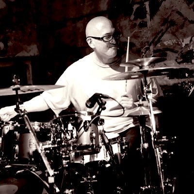 Drummer 高田真 (Shinny T) です‼️ ツアーやセッション、レコーディングなど様々な現場でドラム叩かせて頂いてます。レッスンもやってます。YouTubeにその一部の内容を紹介もしてます。宜しくお願いします^ ^