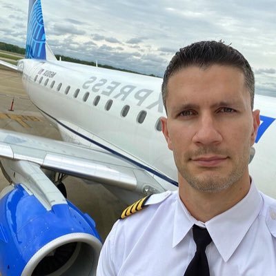 Pilot Gemini Traveler ;learn to enjoy life in the moment! in a blink of an eye things change and you can’t get back 😎