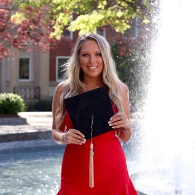 ashleywhitmoree's profile picture. 