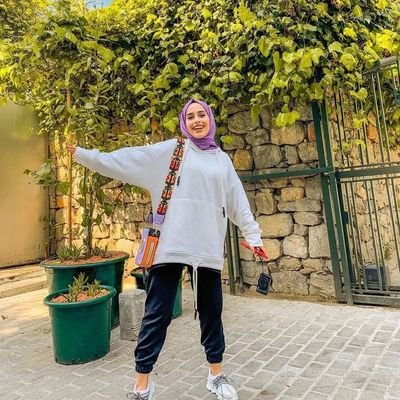 عليك أن تدرك تماماً أن عالمَك ،وظرُوفك، وعقلك، وأفكَارك، وشخصيتك مُختلفة تماماً عن غيرك، لذلك لا تُقارن نفسَك بأحد.