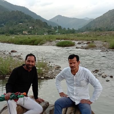 खतरा हमें ज़हर से नहीं उन से है जो लेवल कुछ और लगा के रखतें हैं । हैं कुछ और