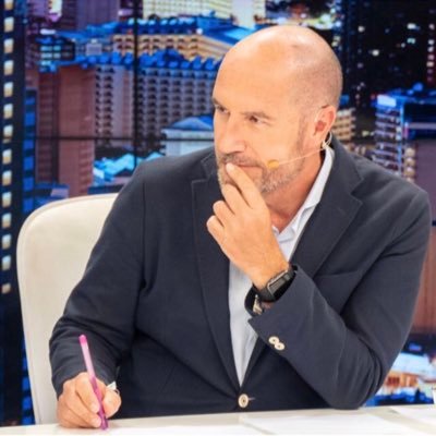 Director y socio fundador de Doyou Media. También hago TV desde 1990. Ahora en El Faro, en La 8 TV desde 2018. Aprendiendo cada día.