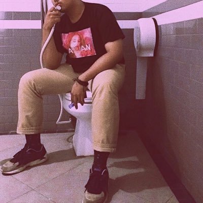 xtamashit's profile picture. yg patah tumbuh yg hilang gak mau tau harus ganti.