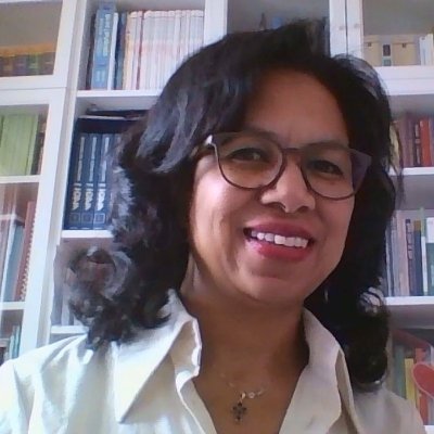 Native Malagasy, french-speaking, Italian citizen, freelance social media marketer