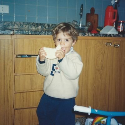 RubioloLucas's profile picture. No me doy cuenta cuando las canciones hablan de droga.