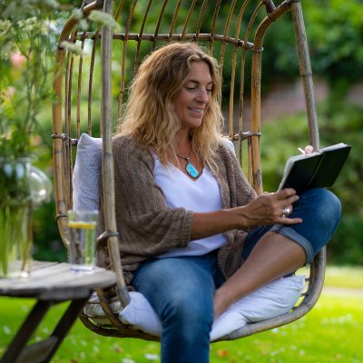 EmmaJCollection's profile picture. I am passionate about creating beautiful, affordable art. using eco-friendly materials is a very important part of my process, nothing goes to waste.