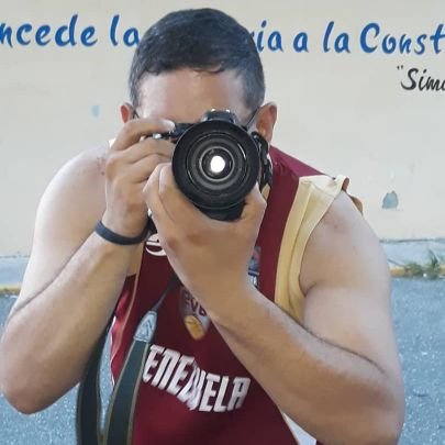 La vida está llena de colores. El amor se hace y se vive. La fotografía libera. Papá de Valeria y Santiago. Por la sociedad sin clases.