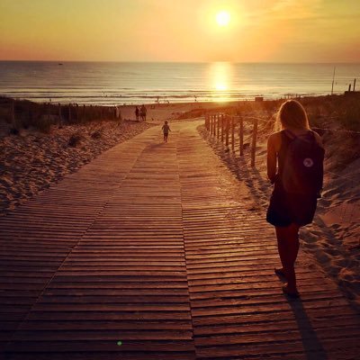 Lehrerin, macht was mit Medien, liebt Bücher, eher so Grunge, Melancholie, Sonne und die französische Atlantikküste