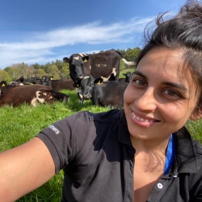 Farm vet. Healthy animals in healthy ecosystems! PGCert in Conservation Medicine. 🌱2021 Nuffield Scholar. Weekend poo fiddler. 💩🪲 #cowseverydamnday 🐄🐂🐄