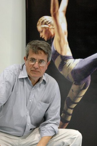 Fotógrafo especializado em fotos de dança, teatro e música. Possui um acervo, com mais de um milhão de fotos, que mostra a história das artes cênicas do RS.