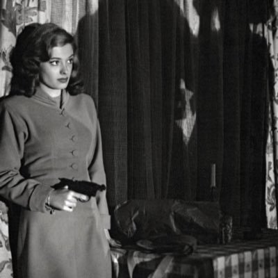 APettyMess's profile picture. "Gimme Jimmy Choos & Boardrooms"