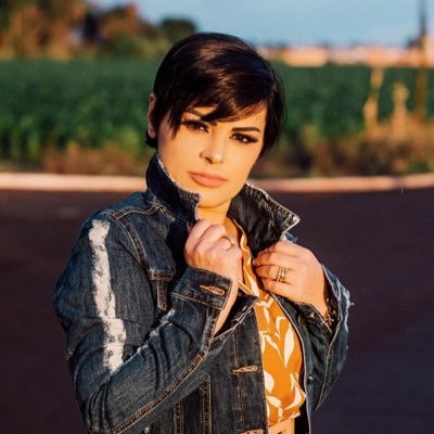 CantoraIza1's profile picture. Telefones para contato . 45.9985.2311 Tim Tel.  Instagran @izapanisiooficial