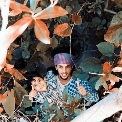 ‏‏‏‏لستُ الذي يرتجي الناس وَصلًا .. ولا مَن إذا هَجَروا يَألم .. أنا البَدرُ .. ما ضَرني في لَياليَّ .. سُحبٌ تُغادِرُ أو أَنجُم ..
