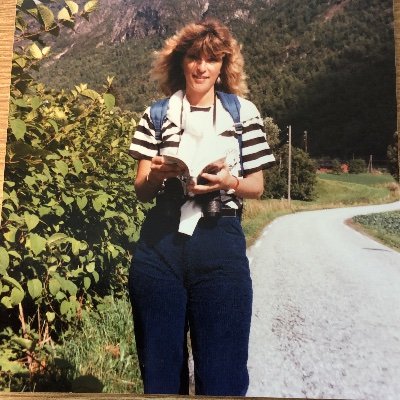 Charity fundraiser, Mother, gardener and equestrian leisure rider. Lives rurally with hubby and 2 gorgeous Irish Setters and chickens. Loves nature and music.
