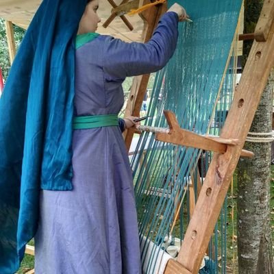 Historiadora. Recreadora. Procesos textiles, moda histórica y cosas de gente muerta.