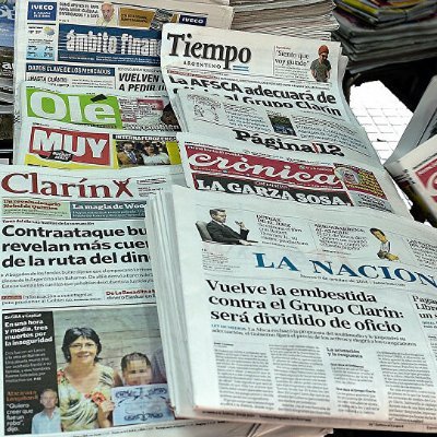 Cuenta bot. Clarín, Página 12 y Olé: cada mañana, una tapa aleatoria del mismo día pero de otro año.