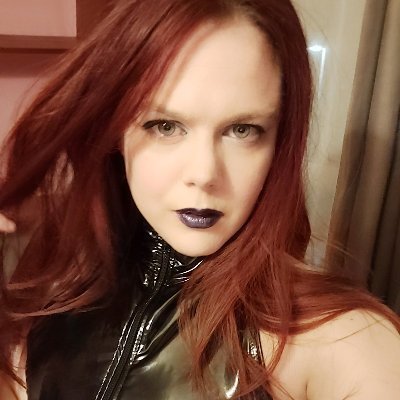 run_sirhc's profile picture. Profile pictures are both of the amazing @_scarlettdoll_