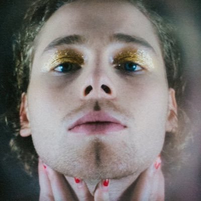 5sos and Luke’s glitter make up loves you✨💖