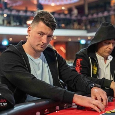 An up and coming poker grinder and trying this streaming thing.