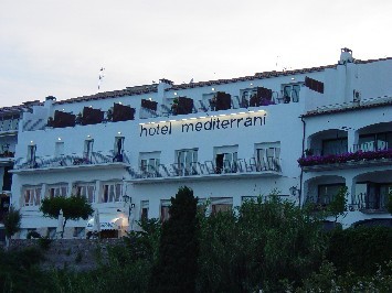 Hotel cèntric DAVANT DEL MAR, a la Costa Brava Centre, està situat sobre una de les cales que donen forma al litoral de la vil·la de Calella de Palafrugell.