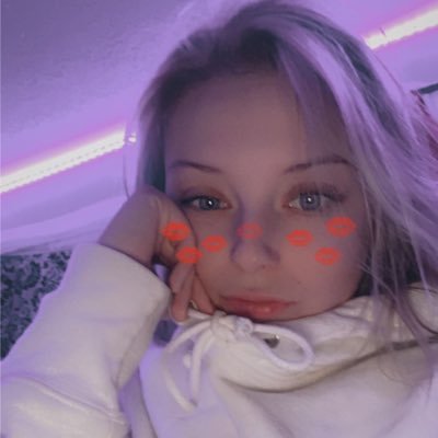 Zoeybxoxo's profile picture. 