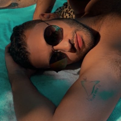 P_Lavalle_'s profile picture. Só quero minha casa no meio do nada pra viver de xhamego com macho, enquanto o mundo acaba.